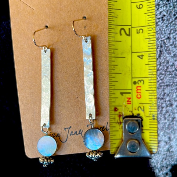 -NWOT Beautiful Liza Jane Dangle Silver Earings - Picture 2 of 3